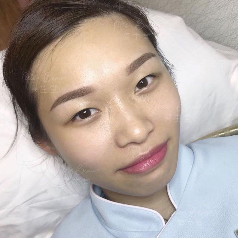 Staff from Causeway Bay Celebrity Fog Eyebrow Immediate Results
